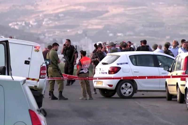 Batı Şeria'da Filistinlilerin attığı kurşunla öldürülen bir İsrailli için olay yeri incelemesi. Fotoğraf-Reuters.jpg
