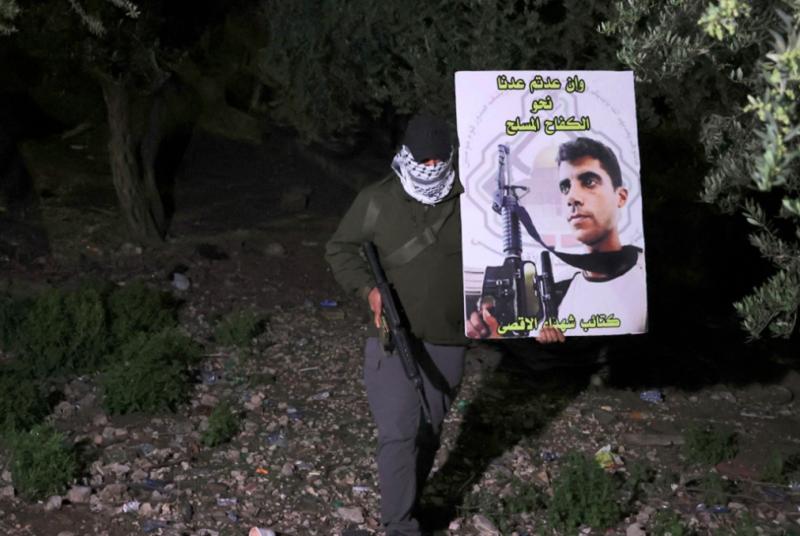 Direniş sırasında katledilen bir Filistinlinin posteri. Her ölüm, direniş için yeni bir motivasyon olabiliyor- Fotoğraf-AFP.jpg