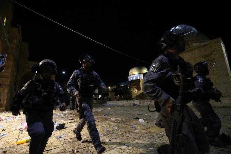 Mescidi Aksa'ya sabah baskını yapan İsrail polisleri.jpeg