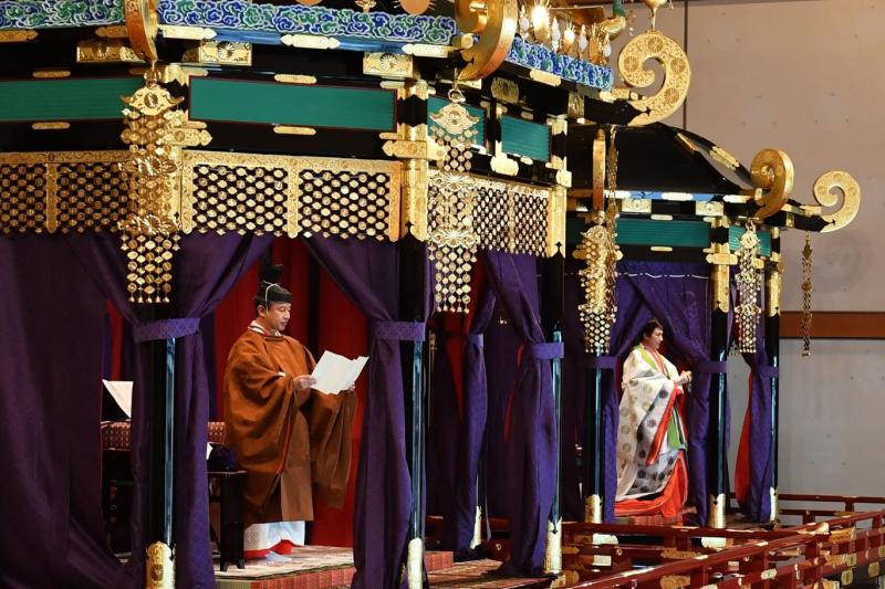 Japon İmparatoru Naruhito. Güneşin Oğlu diye bilinen imparatorlar, oruçtan sonra kutsal bir yemek yerler-Fotoğraf-AFP.jpg