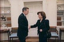 Naile Muavvad ABD eski Başkanı George Bush ile. Kaynak-wimipedia_.jpg