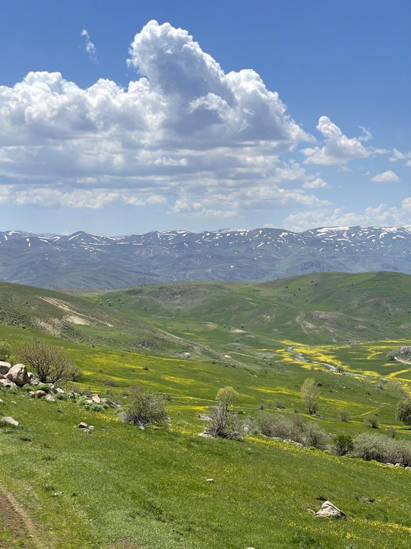 İlk çıkılan Kaniya Zinar mıntıkasından vadiye bakış.jpg