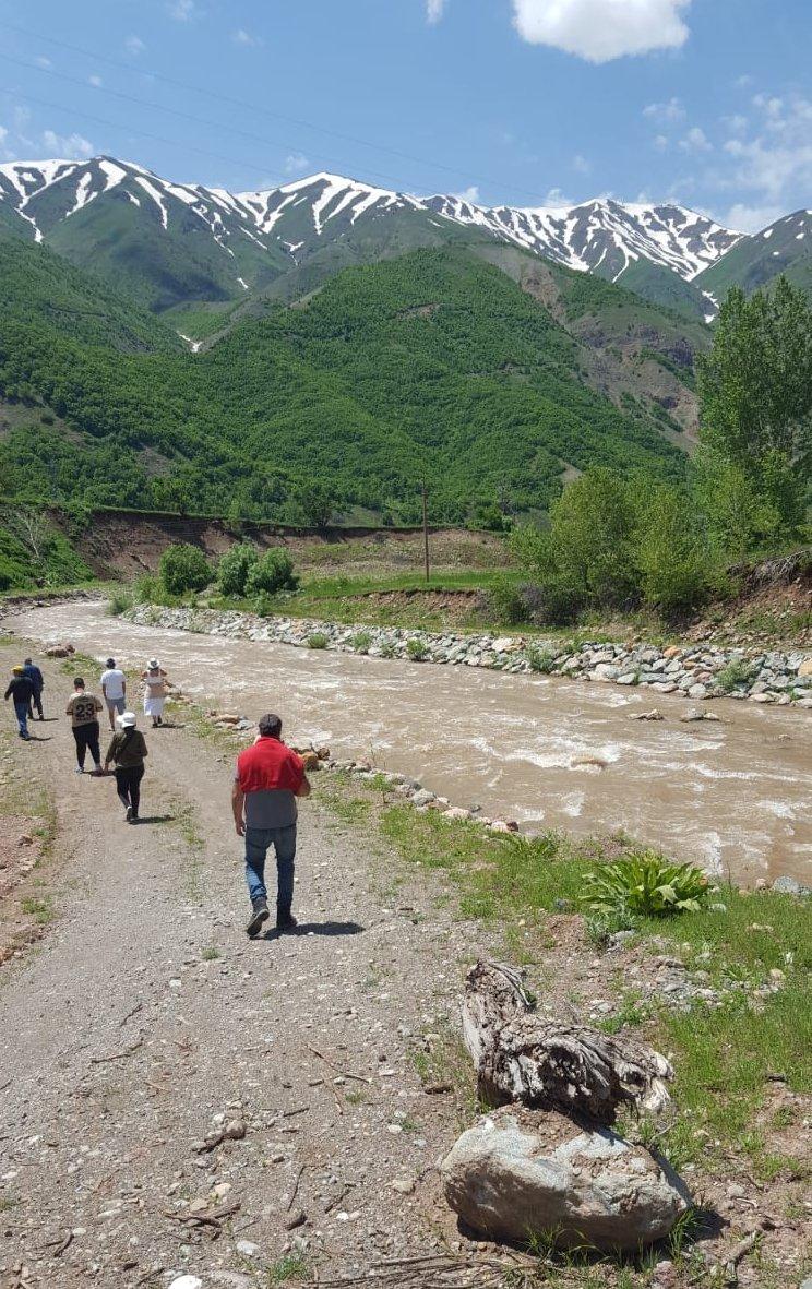 Peri Suyu kenarındaki doğal maden suyu kaynağına gidiş.jpg