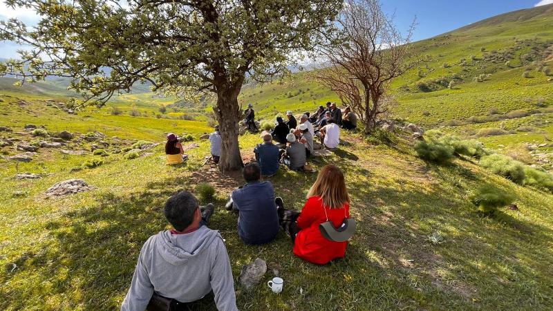 Kaniya Zinar tepesinde ziyafet sonrası meditasyon.jpg