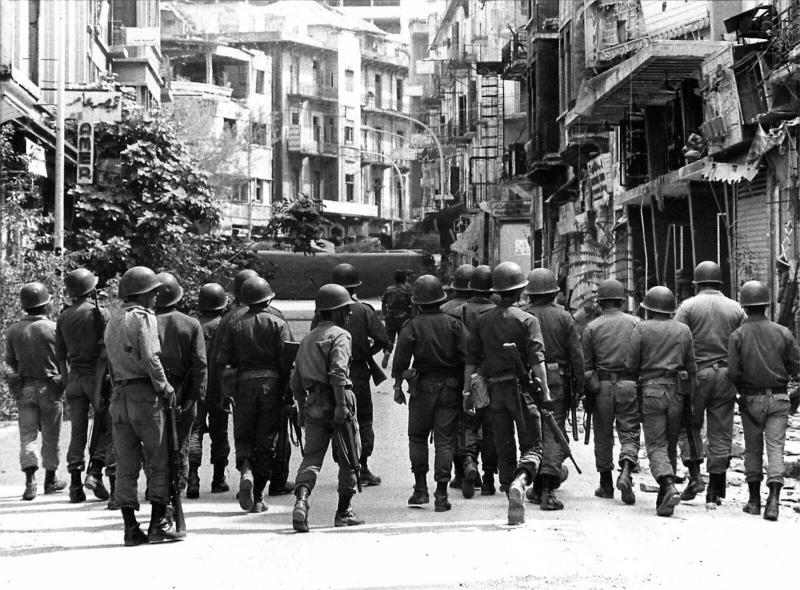 Beyrut iç savaşında asker ve barikat görüntüleri. Kaynak-Twitter .jpg