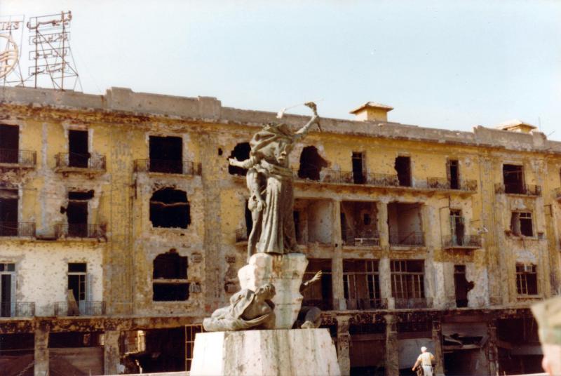 Beyrut'taki iç savaş sırasında viraneye dönmüş binalar ve Şehitler Meydanı 1982-Fotoğraf. James Case, .jpg