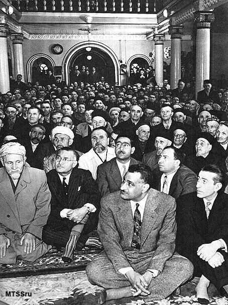 C. Abdulnasır, Moskova ziyaretinde Merkez Cami'de cuma namazı kılmıştı. Mayıs 1958. Kaynak-twitter. .jpg