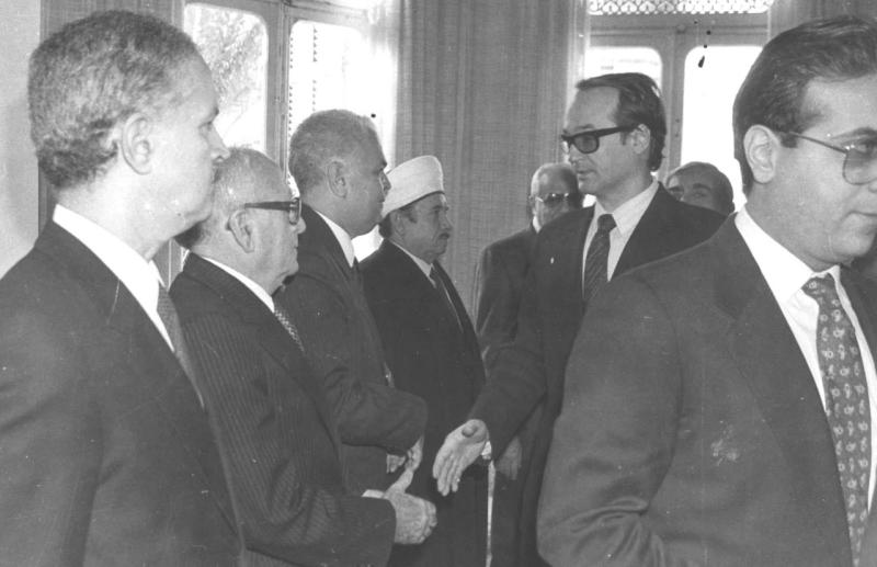 Sovyet Büyükelçisi Vasili, Lübnanlı yetkililerle. Kaynak- El Marife.org_.jpg