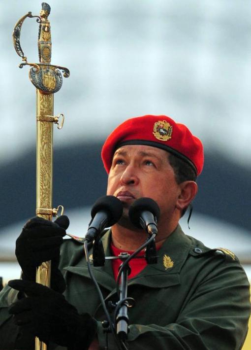 Hugo Chavez kurtarıcı nın kılıcını tutuyor AFP.jpg