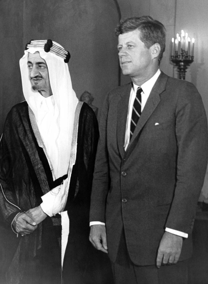 Ekim 1962. Dönemin Veliaht Prensi Faysal bin Suud, ABD Başkanı J. Kennedy ile Beyaz Saray'da. Kaynak-independent arabia,  .jpg
