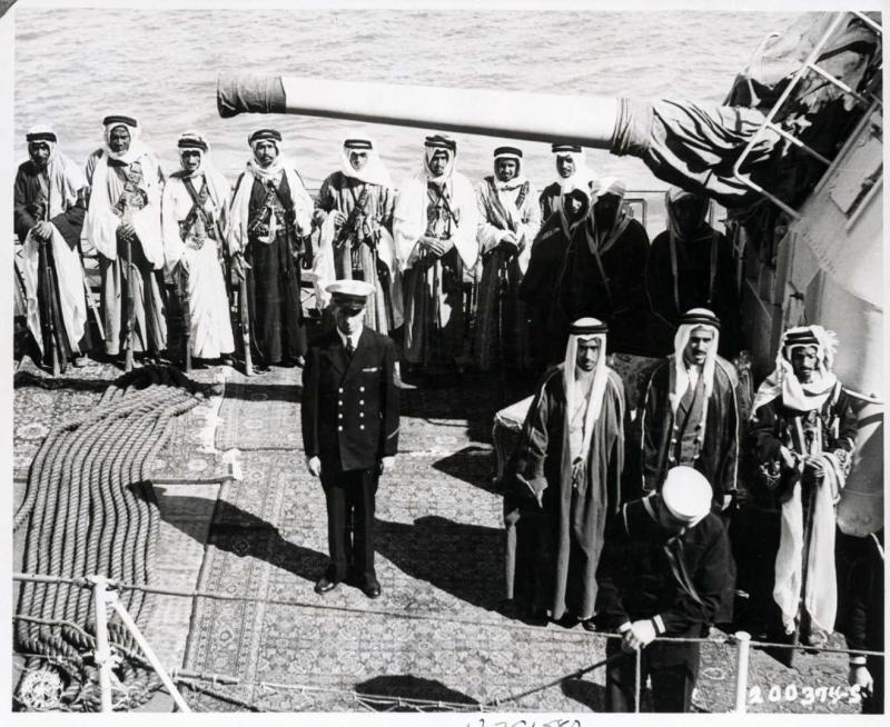 F. Roosevelt  ile Suudi Kralı Abdulaziz  buluşma töreni. Kaynak-The New Arab .jpg