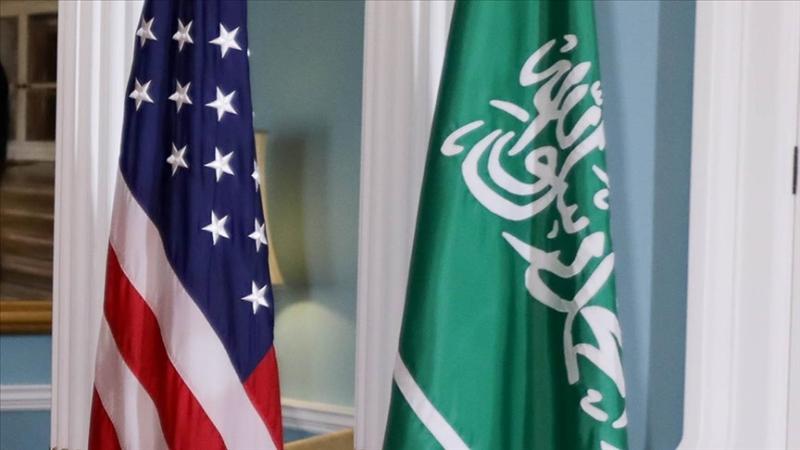 ABD-Suudi ilişkilerinin devamlılığını simgeleyen iki ülkenin bayrağı.jpg
