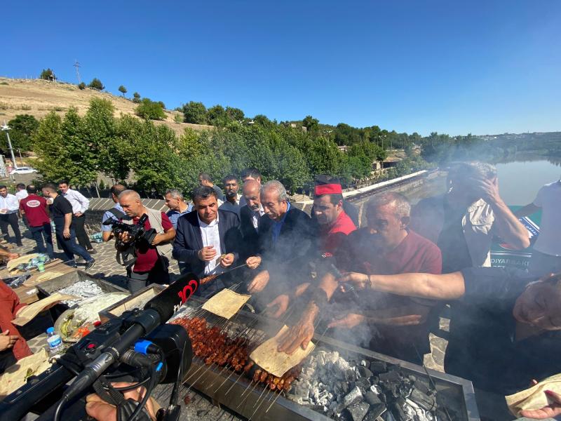 Eski bakan Mehdi Eker mangal başında ciğer kebabı pişirdi.jpg