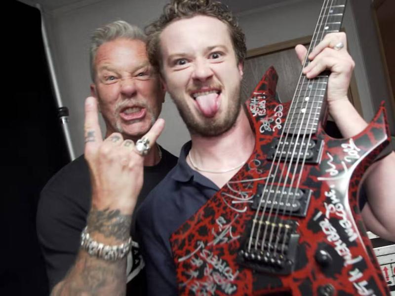 Joseph Quinn James Hetfield'la birlikte