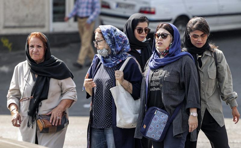 İranlı kadınlar, protesto babından  saçlarının yarısı görülecek  tarzda başörtülüler. Görsel-AFP .jpg