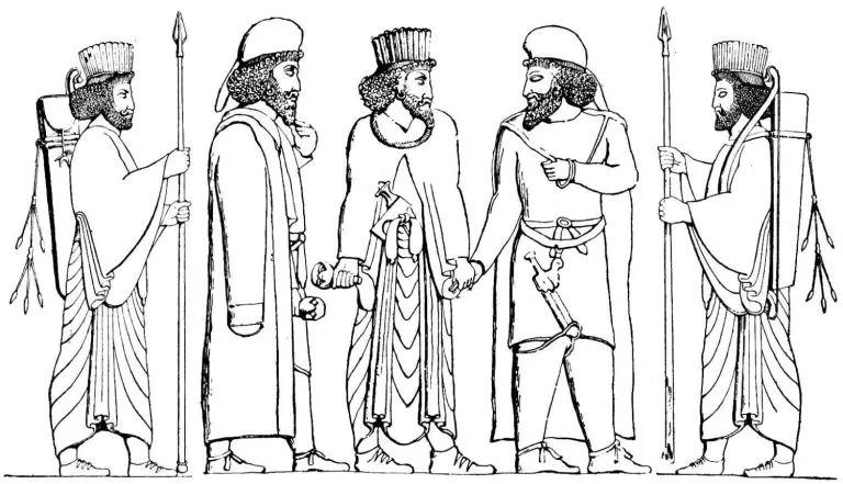 Ahameniş  büyük imparatoru Cyrus (Kurus) va maiyeti uzun saçlı tasvir edilmiştir. Kaynak-evrimagaci.jpg