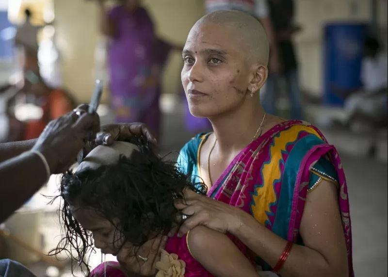 Hindistan'da tanrılara adanan anne ve kızının saçı.JPG