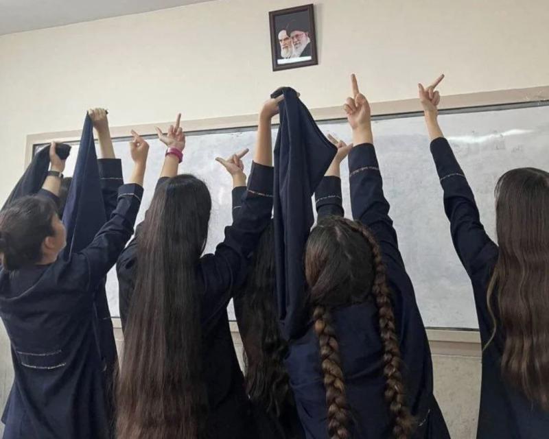 İranlı liseli kızların başörtüsü protestosu.JPG