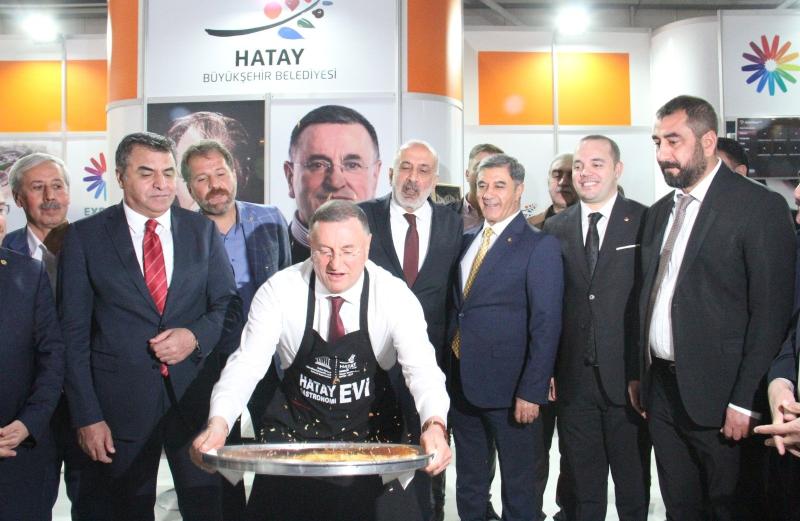 Fuara katılan Hatay Büyükşehir Belediye Başkanı Lütfü Savaş, ziyaretçilere Hatay künefesi ikram etti..jpg