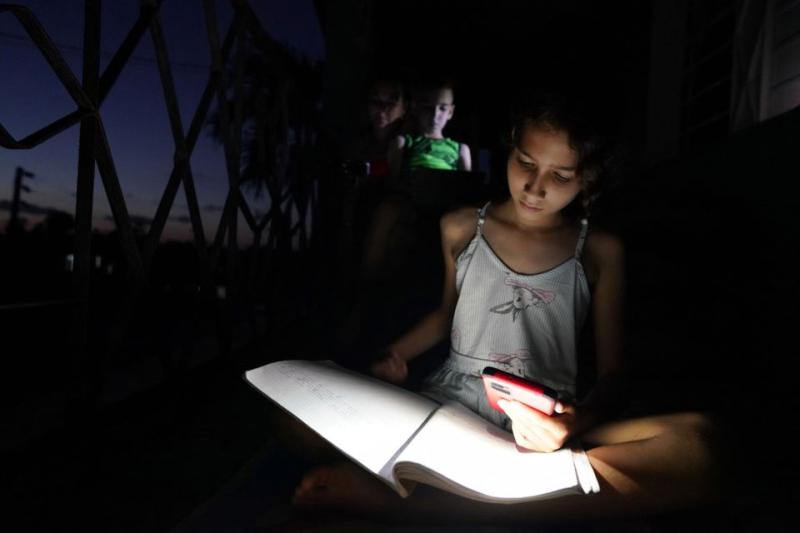 Hükümet kesintileri sona erdirmek için çabalarken Kübalılar karanlıkta terliyor Reuters.jpg