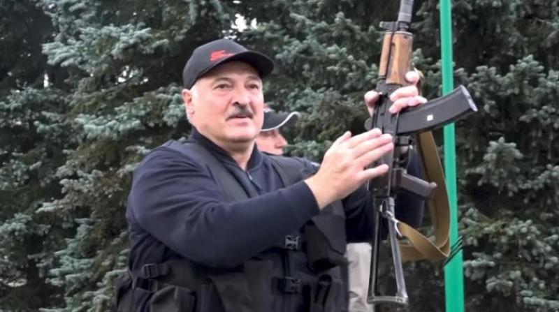 Lukaşenko-silahlı.jpg