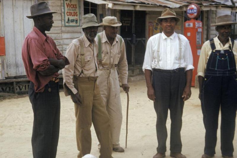 Ulusal Arşivler tarafından yayımlanan 1950'lere ait bu fotoğrafta, bir sifiliz deneyine dahil edilen erkekler Tuskegee'de bir fotoğraf için poz veriyorlar.jpg