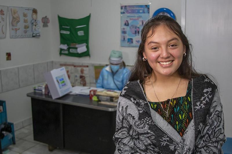 Guatemalalı kız Maria Fernanda, yerli kadınların erken yaşta hamile kalma riskinden bahsediyor. UNICEF. .jpg