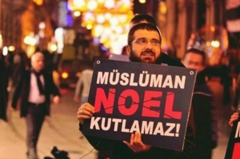 Müslüman Noel Kutlamaz pankartı.jpg