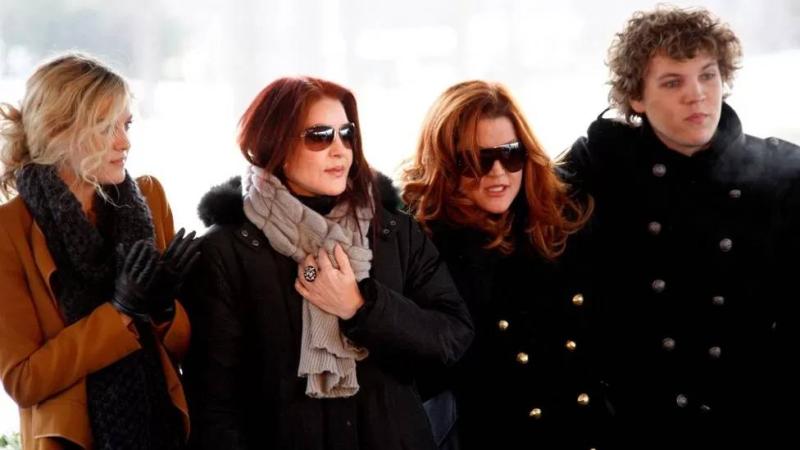 2010'da Presley ailesi: (Soldan sağa) Riley Keough, Priscilla Presley, Lisa Marie Presley ve Benjamin Keough (Reuters)