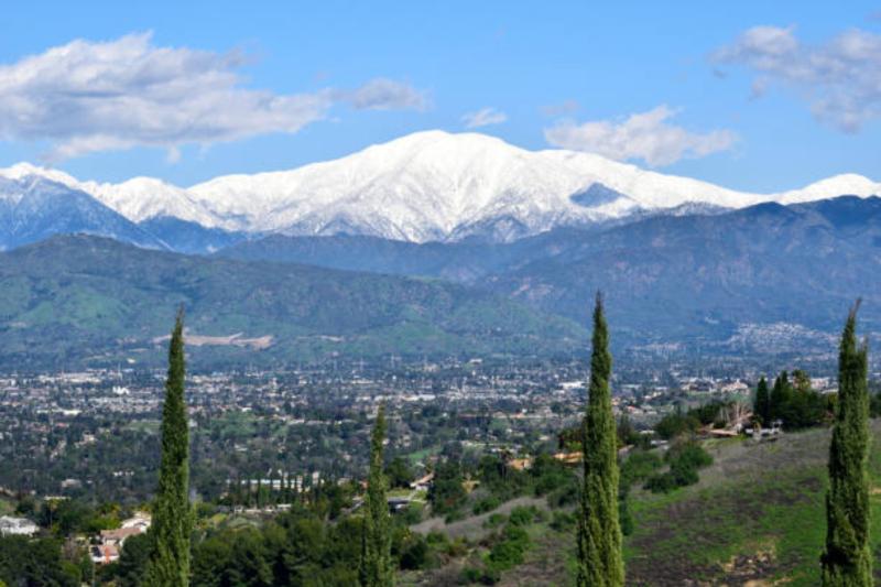 Atmosfer nehirleri ve rüzgarlar yüzünden buzulları çözülen Baldy Dağı, Kaliforniya.jpg