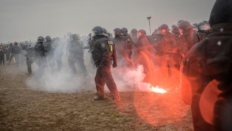 Lützerath'taki protestocuları önlemek için 3 bin 700 polis bölgeye gönderildi. Kaynak-WDR_v-gseapremiumxl.jpg