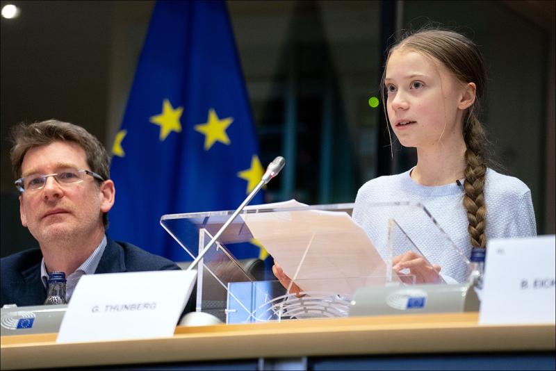 Greta Thunberg, uluslararası bir kurumda konuşuyor.jpg