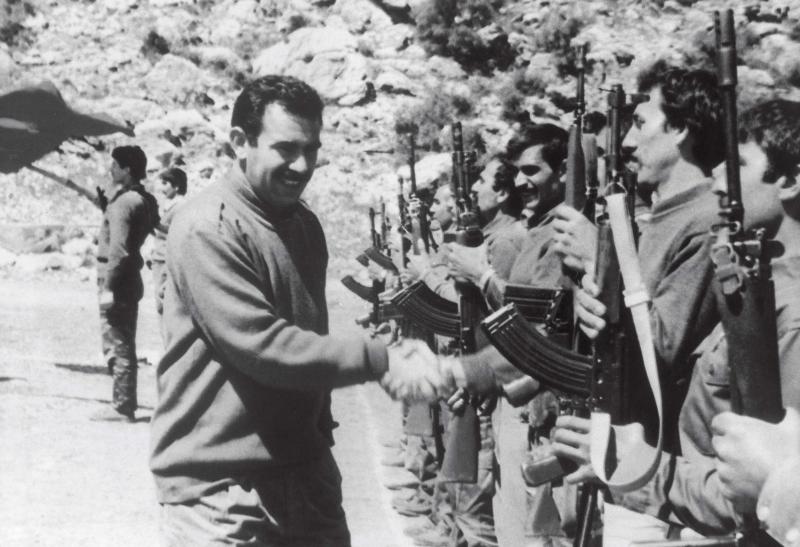 PKK Lideri Abdullah Öcalan, Eylül 1991’de savaşçılarını teftiş ederken.jpg