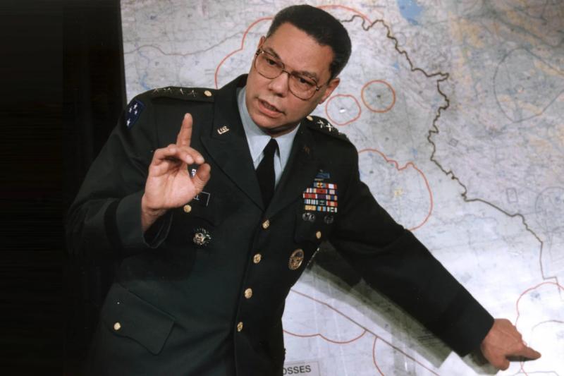 General Colin Powell, Irak'a operasyon haritasını izah ediyor.jpg