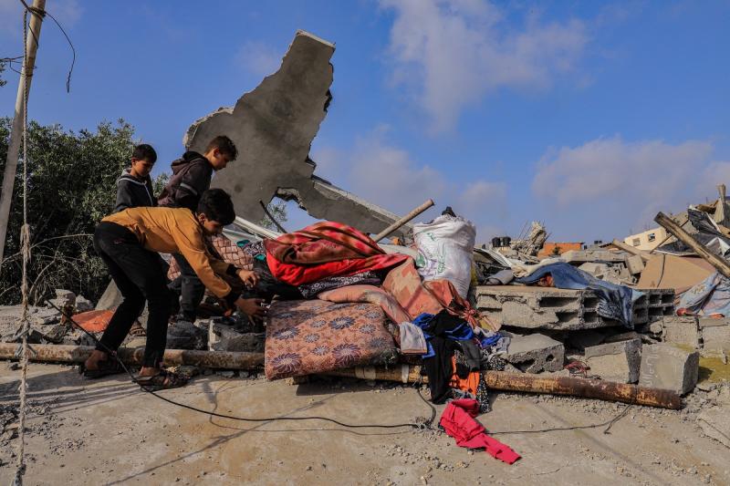 İsrail'in son bombalaması ardından Gazzeli çocuklar evsiz kaldı.jpg