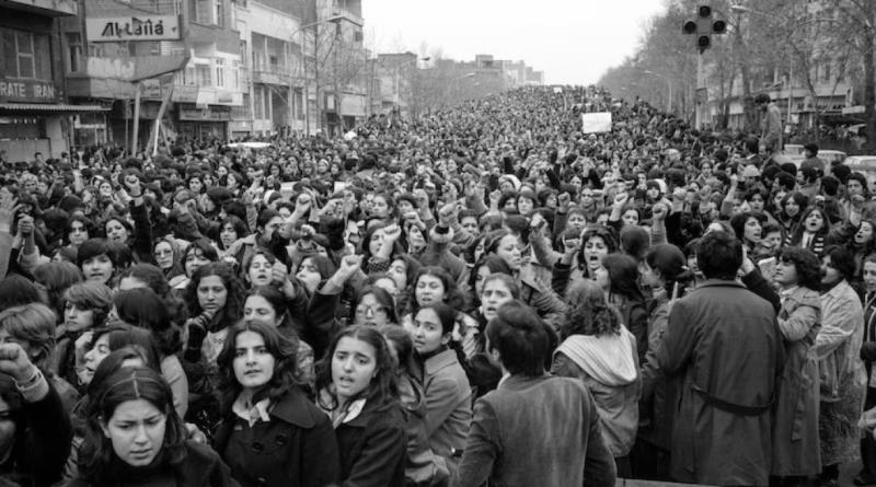 İranlı kadınlar, Dünya Kadınlar Günü'nü kutluyorlar, Mart 1979.jpg