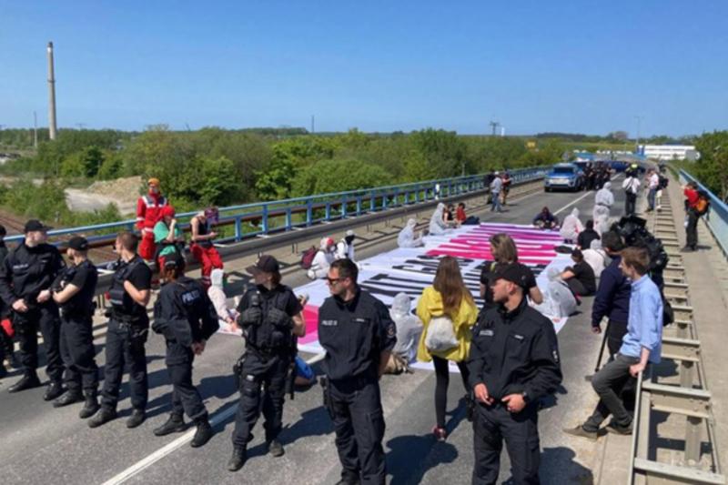 Polis, iklim aktivistlerinin yollarını kesmektedir.jpg