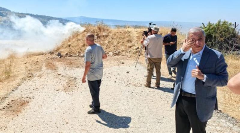 Lübnanlı milletvekili ve gazeteciler göz yaşartıcı bombaya maruz kaldılar.jpg