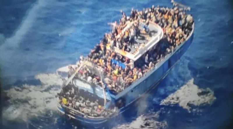 Yunanistan açıklarında alabora olan göçmen teknesindeki göçmenler. Fotoğraf-AP, Hellenic Coast Guard.jpg