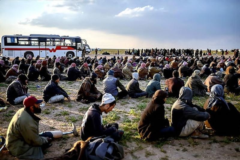 IŞİD kontrolündeki Deyrizor'un Bağoz beldesinden kaçan siviller.jpg