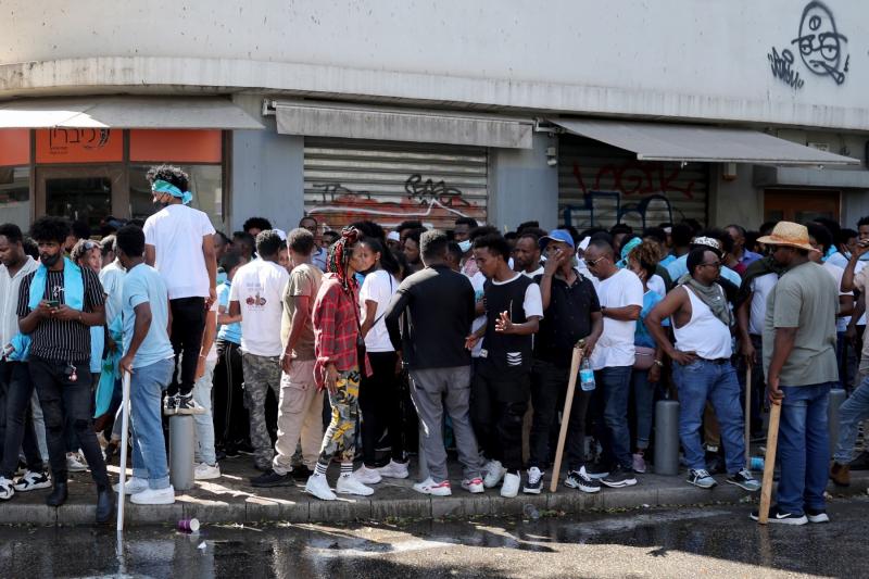 Eritreli protestocular, ülkelerinin Tel Aviv'deki büyükelçiliği önünde Asmara'daki iktidar rejimine karşı toplandı .jpg