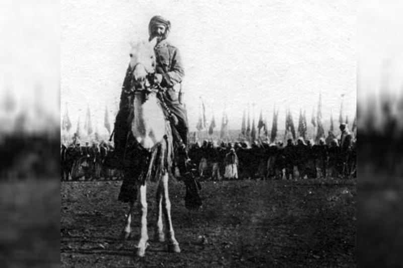 Sultan Atraş'ın arkabası ve  direnişçi komutan Hilal Atraş, Suriyeli isyancıların salıverilmesi töreninde. Vikipedi.jpg