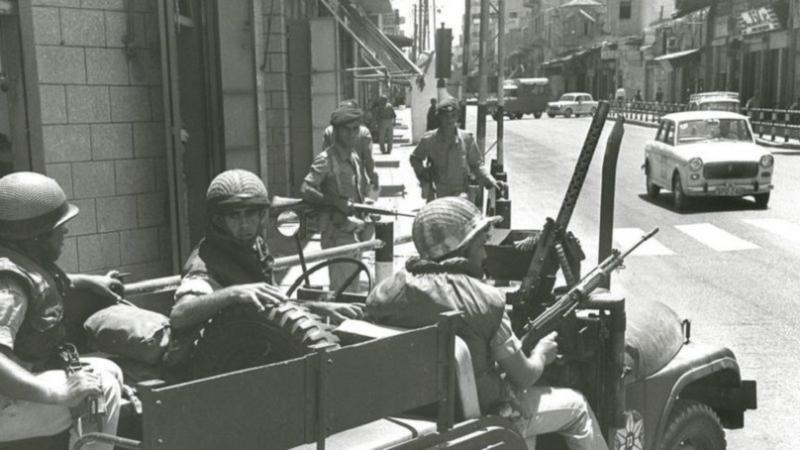 İsrail ordusu devriyeleri, 1971'de Şeridi'ndeki işgale karşı gerilla operasyonları karşısında Gazze sokaklarında dolaşıyor (İsrail Ordusu).jpg