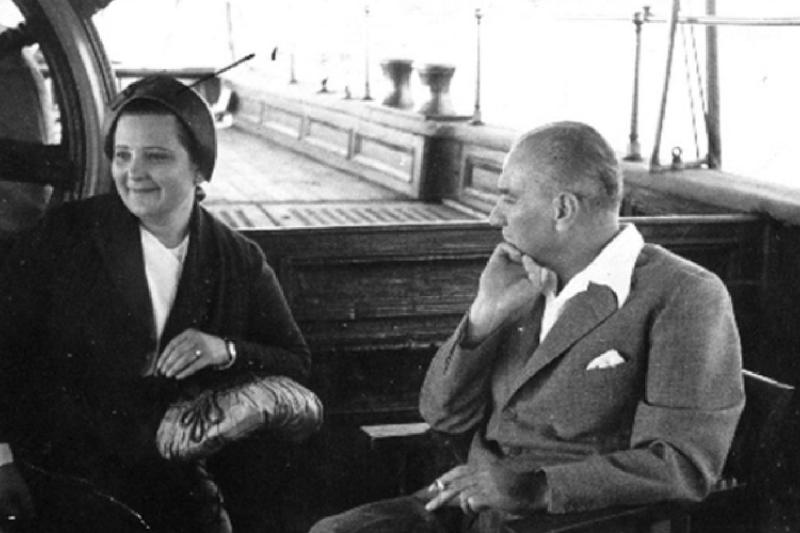 Afet İnan ve Atatürk.jpg