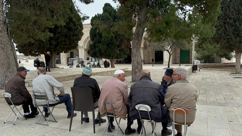 Mescid-i Aksa'nın avluları, sınırlı sayıdaki yaşlılar dışında ibadet edenlerden boş görünüyordu.jpg