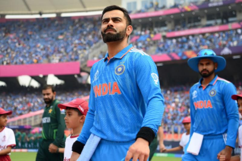 Hintli Virat Kohli, Hindistan ile Pakistan arasında Narendra Modi Stadyumu'nda oynanacak Dünya Kupası maçı öncesinde sahaya çıkıyor, 14 Ekim 2023.jpg