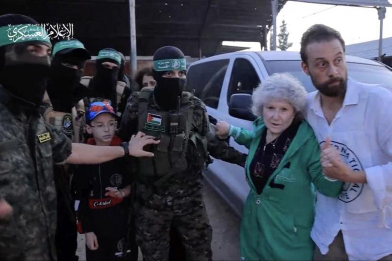 Hamas, rehine yaşlı İsrailli kadını serbest bırakıyor.jpg