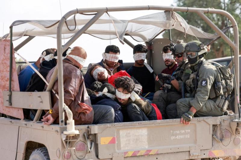 Gazze'nin doğusunda Filistinlileri aşağılayan tutuklamalar. Fotoğraf-AFP.jpg