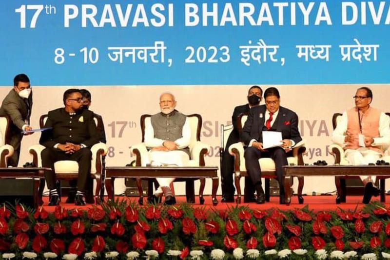 Başbakan Narendra Modi, Guyana Devlet Başkanı Dr. Muhammed İrfan Ali & Surinam Devlet Başkanı Chandrika Prasad Santokhi, Indore'da 17. Paravasi Bharatiya Divas'ın açılışında.jpg