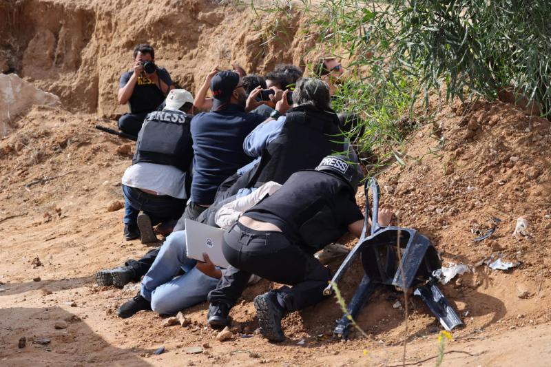 Gazeteciler, sipere yatarak kendilerini korumaya çalışıyorlar Fotoğraf Jack Guez-AFP.jpg